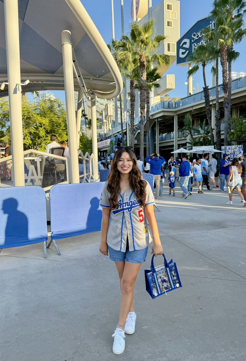 Dodgercely's tweet photo. Thank you @Nomar5 for turning my childhood dream into a reality⚾️✨ #dodgers https://t.co/8Hjacs0VVu