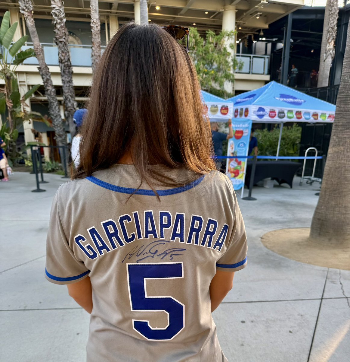 Dodgercely's tweet photo. Thank you @Nomar5 for turning my childhood dream into a reality⚾️✨ #dodgers https://t.co/8Hjacs0VVu