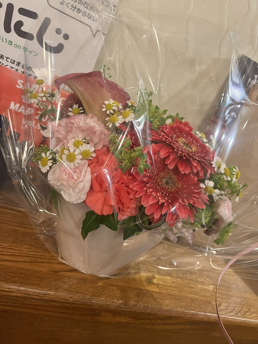 purapuratomika's tweet photo. 昨日は初日曜日営業ご来店ありがとうございました‼️

初日曜日営業だからとの事でお花頂きました🫶
ありがとうございます😭

そして@jinseinonumeri7 ぬかるみちゃんが急遽入ってくれてまじ感謝でした😭
ありがとう❣️

本日もお給仕21時からでございますのでお待ちしております🫶 https://t.co/lWlNHc52j9