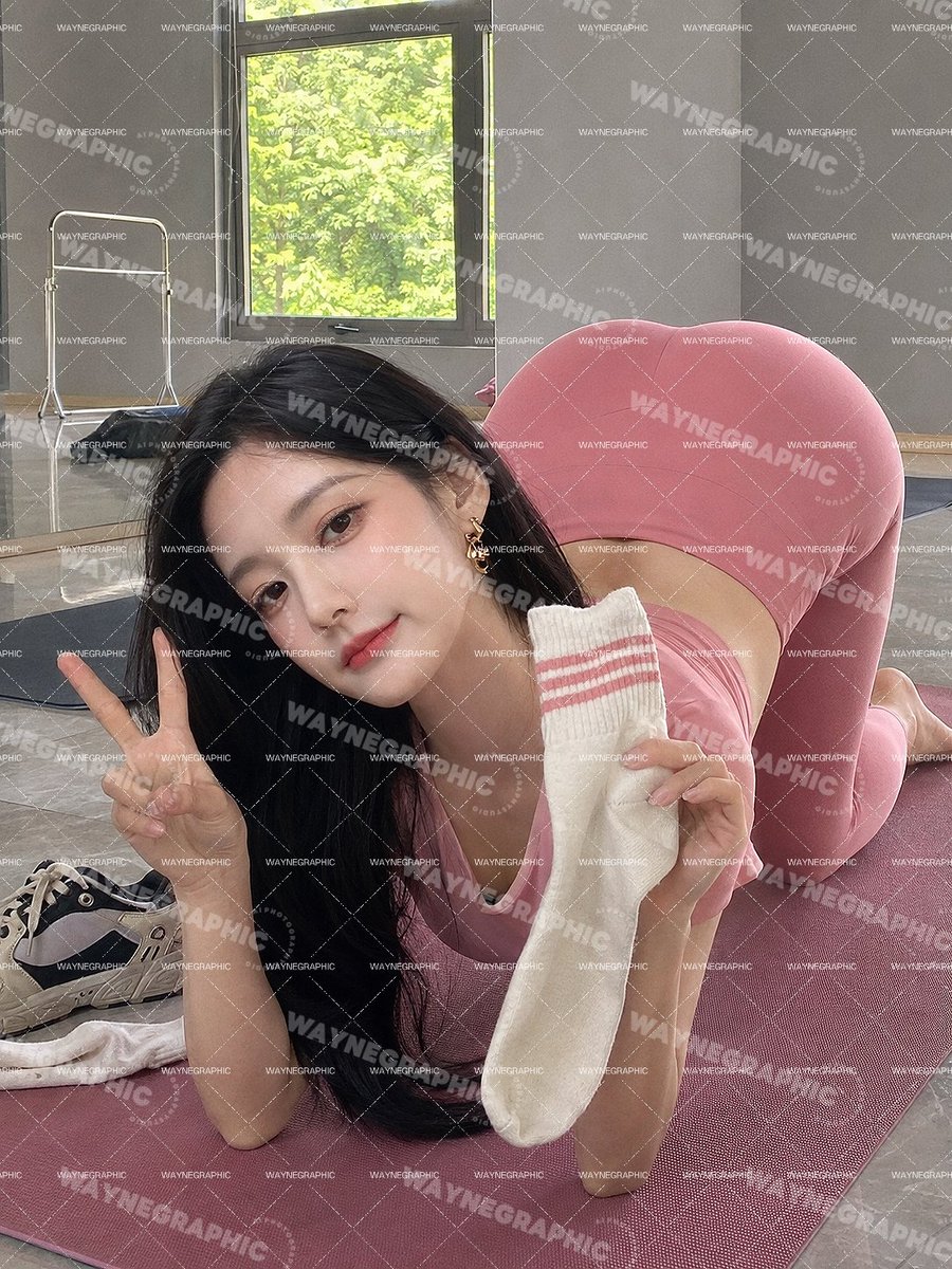 WAYNEGRAPHIC_AI's tweet photo. 瑜伽裤的李一桐仙女，也很美味哦😘
https://t.co/u188gugMUJ https://t.co/N9UTTEY4Dj