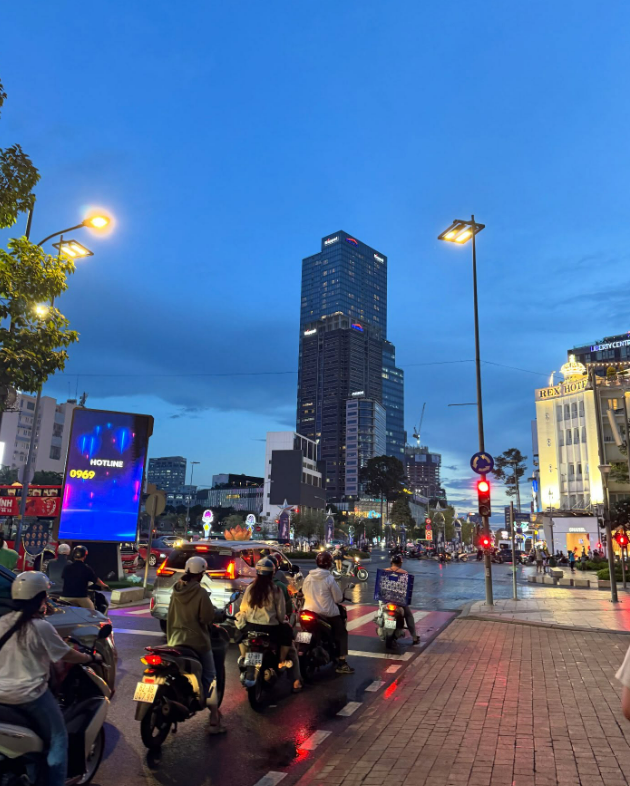 karirfess's tweet photo. Jejouw sampe bilang gini tentang Vietnam:

"Jangan kaget klo kita bener bener ditinggalin sama Vietnam di next 5 years.
Toko toko disana sangat attractive and lebih murah buat anak muda compare dengan Thailand and Indonesia 🙃
Banyak manusia jalan kaki, jadi mereka bisa nemu hidden gem toko, restoran compare harus naik cape cape naik mobil.
Jalanan pada BERSIH, tidak ada vape, orang yg rokok pun sedikit.
Local brands sangat hidup, dari segment bawah ke mid berdasarkan upgrade income mereka dari pertumbuhan industri mereka."

Beneran ya kita bakal kesalip sama Vietnam?? Wdyt guys??