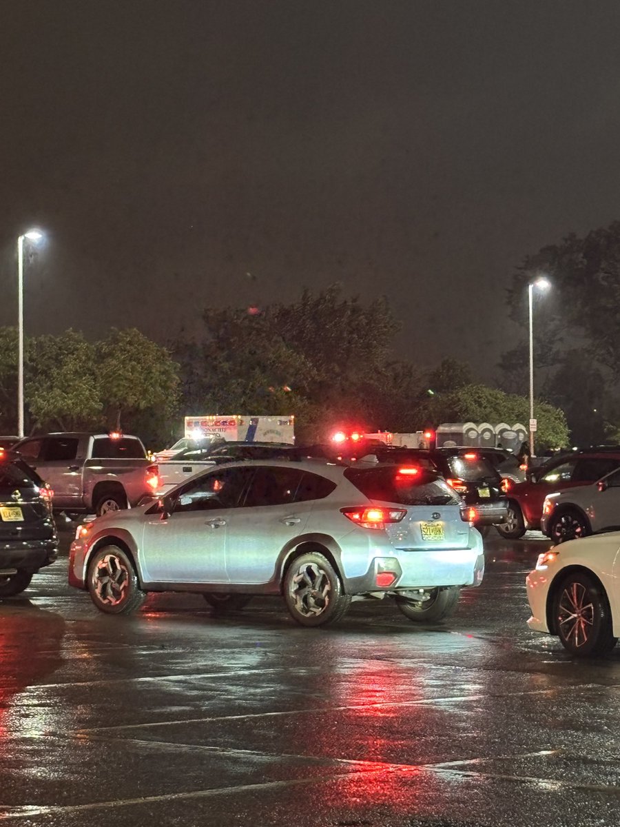 sukunasweenie's tweet photo. @urmypain_divine I’m seeing ambulances in the lot?? https://t.co/C0fIjj0aWM