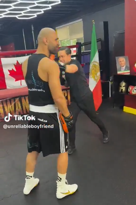 TheJasonPugh's tweet photo. PICTURED: "Legitimate" fighting skills.

#VoteDontKnow https://t.co/4ETXskvYMS