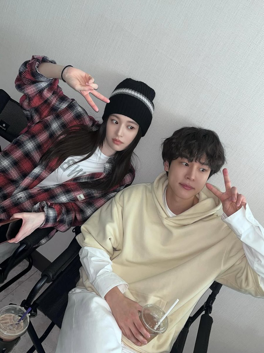 httpdimple's tweet photo. ตามจริงยุนจองจะลงรูปคู่กับนักแสดงร่วมแบบนี้ตลอด ไม่ว่าจะช่วงซีรีส์ออนแอร์หรือช่วงงานประกาศรางวัล และถ้าได้รับรางวัลยุนจองก็จะลงรูปคู่กับนักแสดงร่วมเป็นการให้เกียรติเสมอ https://t.co/aBmWmZYhLp