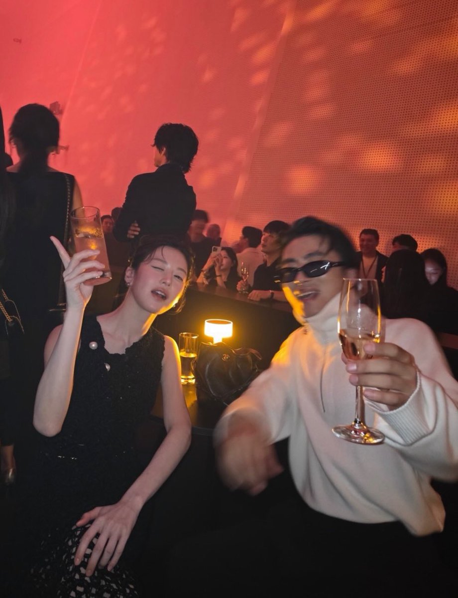 httpdimple's tweet photo. ตามจริงยุนจองจะลงรูปคู่กับนักแสดงร่วมแบบนี้ตลอด ไม่ว่าจะช่วงซีรีส์ออนแอร์หรือช่วงงานประกาศรางวัล และถ้าได้รับรางวัลยุนจองก็จะลงรูปคู่กับนักแสดงร่วมเป็นการให้เกียรติเสมอ https://t.co/aBmWmZYhLp