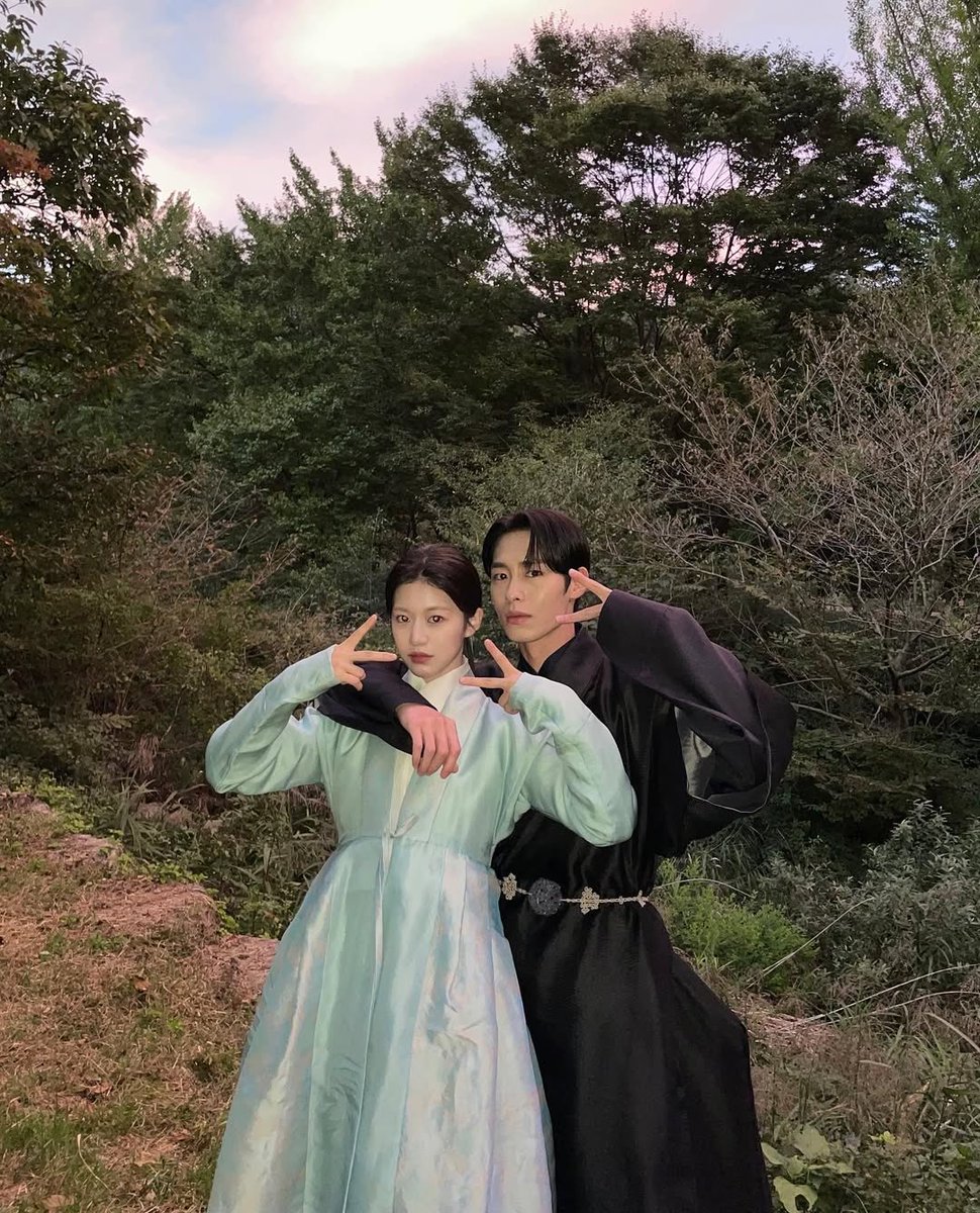 httpdimple's tweet photo. ตามจริงยุนจองจะลงรูปคู่กับนักแสดงร่วมแบบนี้ตลอด ไม่ว่าจะช่วงซีรีส์ออนแอร์หรือช่วงงานประกาศรางวัล และถ้าได้รับรางวัลยุนจองก็จะลงรูปคู่กับนักแสดงร่วมเป็นการให้เกียรติเสมอ https://t.co/aBmWmZYhLp