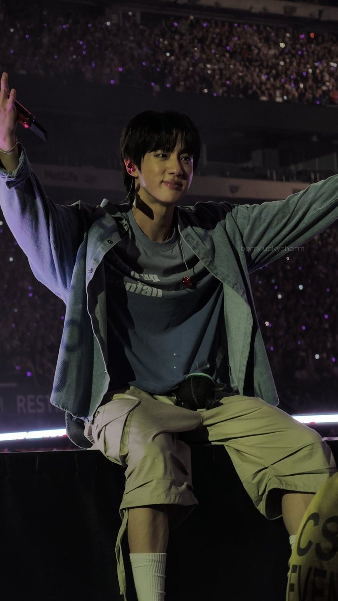 berryluckycharm's tweet photo. seokjin looking pretty during autumn leaves while i was bawling my eyes out in front of him
 
#BTS_THECITY_ARIRANG_NEWYORK
#BTS_ARIRANG_WORLDTOUR_EASTRUTHERFORD https://t.co/ftCOUfhM4J