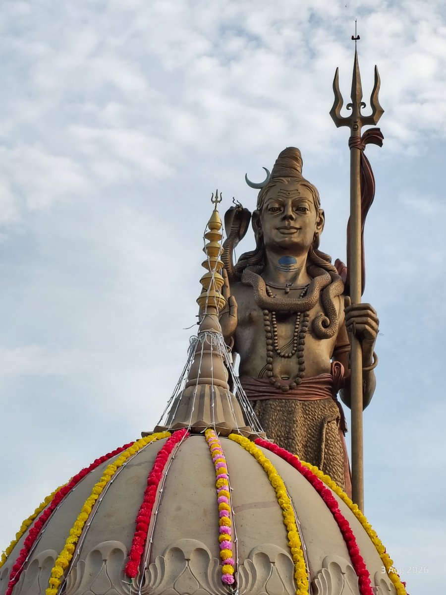 Neha01375's tweet photo. ❣️ॐ नमः शिवाय!❣️

रुद्राक्ष की माला सा है जीवन मेरा,
हर साँस में बस नाम तेरा है..🔱📿
जो थाम ले हाथ मुश्किलों के भंवर में,
वो देवों के देव महादेव मेरा है🔱♥️
#हर_हर_महादेव_शिव_शंभू_ॐ 
#सावन2026 https://t.co/9GqqKgC2Yq