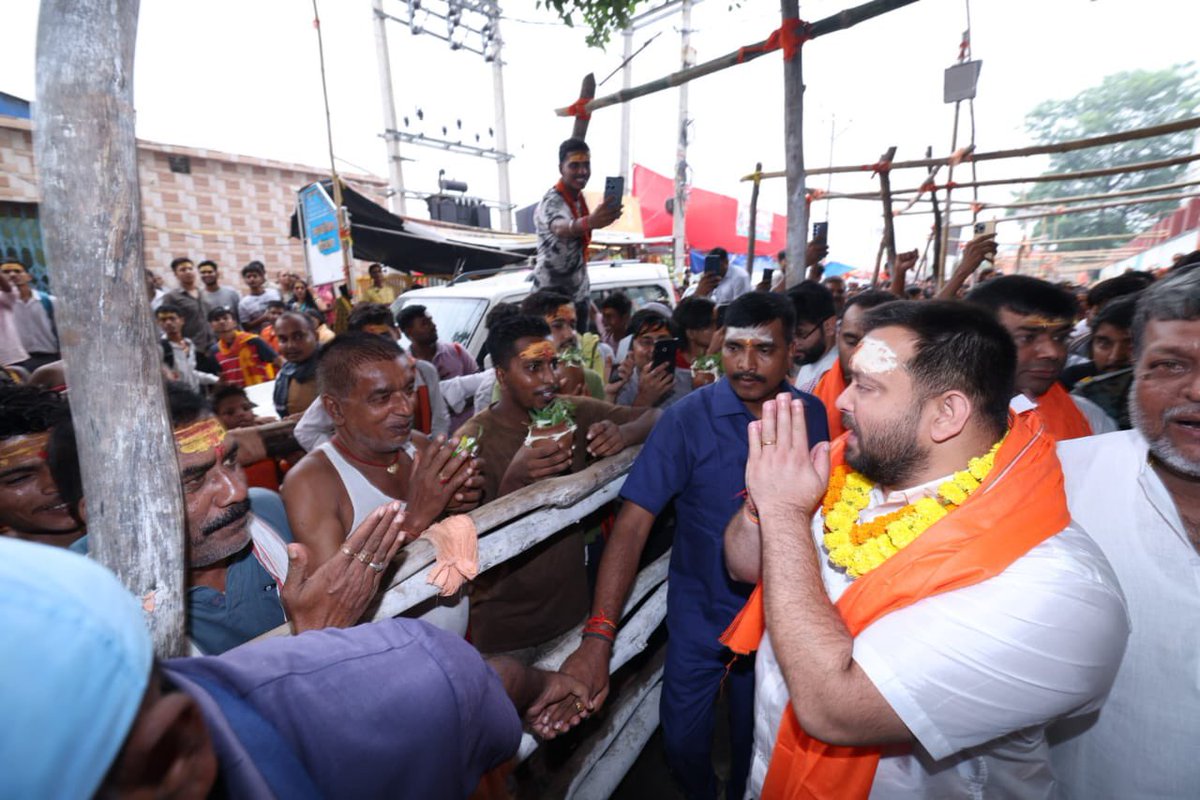 yadavtejashwi's tweet photo. सावन की पहली सोमवारी के पावन अवसर पर सोनपुर के विश्व प्रसिद्ध बाबा हरिहरनाथ मंदिर में पूजा-अर्चना एवं जलाभिषेक कर बाबा हरिहरनाथ जी से राज्य में सुख-शांति, समृद्धि-सौहार्द, प्रगति और सभी के मंगलमय जीवन की कामना की।

मंदिर परिसर में मौजूद श्रद्धालुओं और स्थानीय लोगों से मुलाकात कर उनका हालचाल जाना तथा सभी शिवभक्तों और कांवरियों से शांतिपूर्ण एवं सुरक्षित यात्रा करने तथा पूजा-अर्चना उपरांत सकुशल घर लौटने की अपील की।

बाबा हरिहरनाथ जी की कृपा सभी पर बनी रहे।

हर हर महादेव! जय भोलेनाथ! 🔱 #shiv