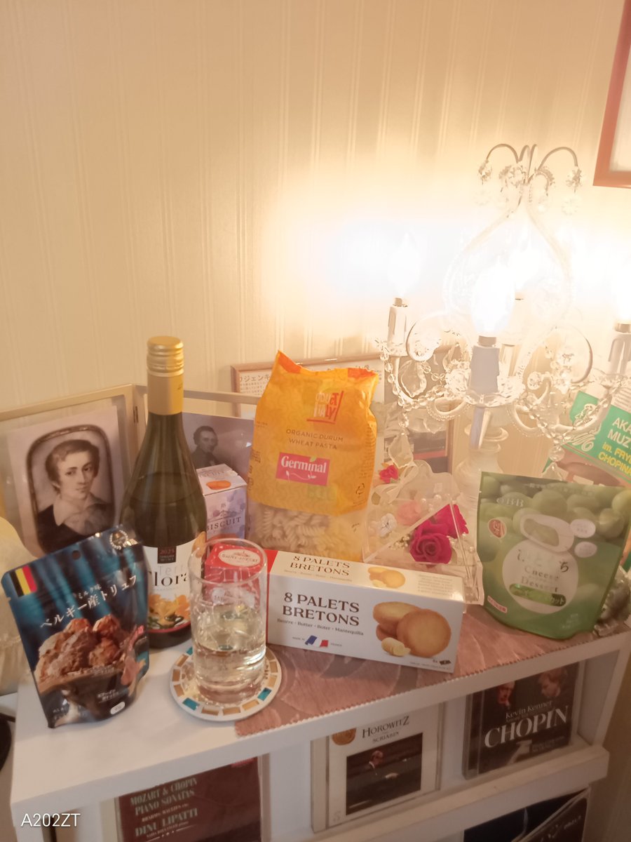 REGALO88888's tweet photo. 息子と近所の酒屋さんへ。世界のお菓子がある。ベルギーチョコやフランスガレット。息子大好物ペンネにマスカットチーズ。私はシャルドネ発見🍷アールグレイ味クッキーも私の大好物💕ショパン紀行優先しモンサンミッシェルに行かなかった事を思い出す。ノアンのジョルジュ・サンドの家に行く事目標だ。 https://t.co/aRCo6DZjvv