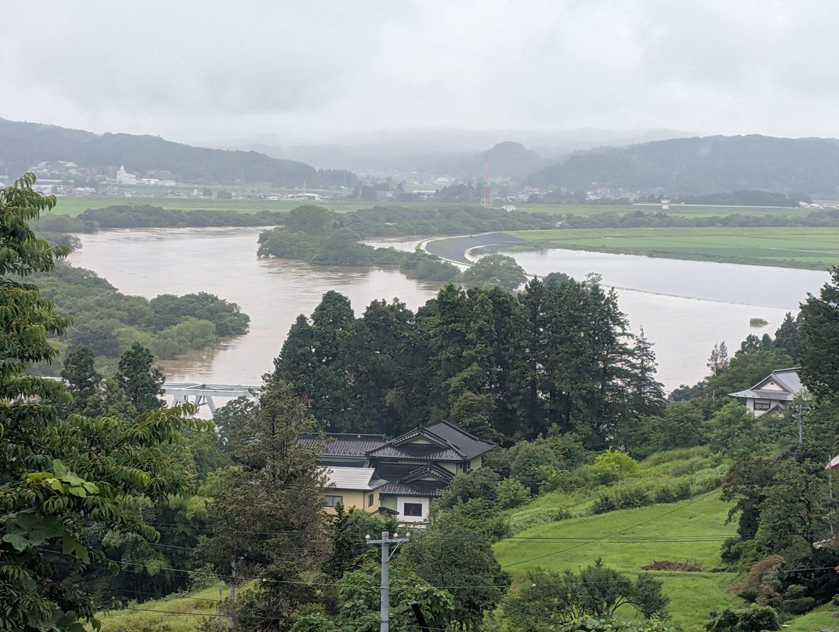 gRSrKmMDIBLtgZ5's tweet photo. 供用開始以来、初めて堤防を越えて一関遊水地(第2遊水地)に入った様子です。

2日の11時に一関市舞川の展望台から撮影したもの。

動画は今日10:30のもの。

下流の状況からすれば、遊水地の効果は機能したと思われます。

一方、第2遊水地内の53ヘクタールが冠水。転作大豆は厳しい見通しです。 https://t.co/FKV811SHrV