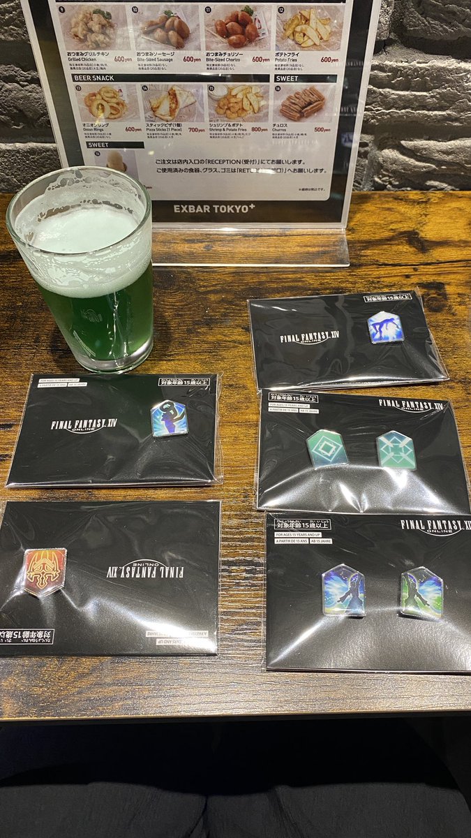 B_Mai05's tweet photo. 新作ピンバッジとEXBARの新ビールを飲みにお出かけ😁
プライズも無事ゲットできて満足👍
ビールはクリスタルのフルーツエールが好み〜❤️
エーテライトきれいだった!
また近々来店しよう☺️
#exbar
#ff14 https://t.co/1GvQymPtmJ