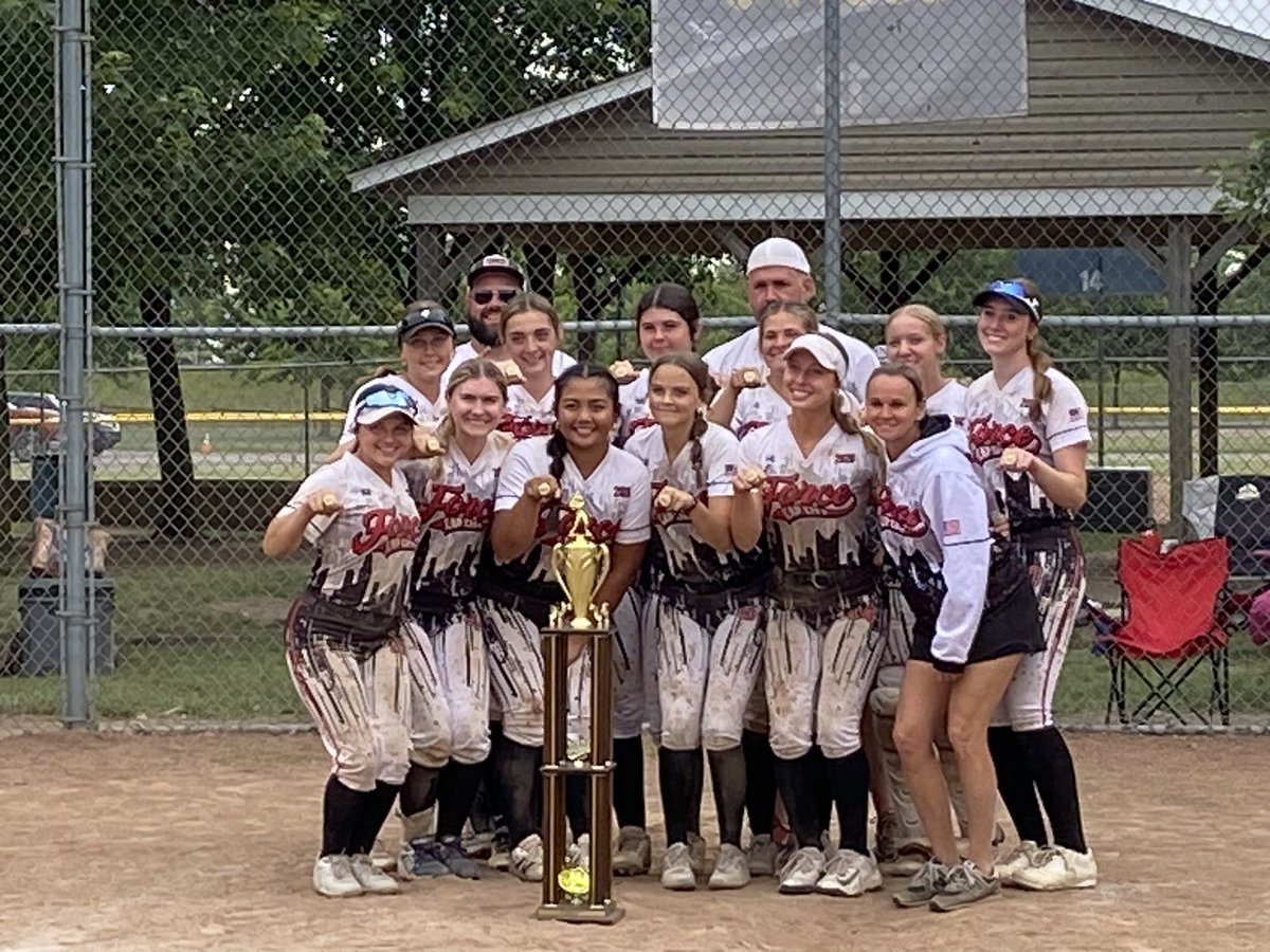 samantha_clark4's tweet photo. Summer season came to an end today with a loss in the semifinals in Sandusky.  We had a great season going 27-10-3, champs twice, and losses in a few semifinals.  Love my teammates and coaches.  It closes out 16u but we will be back together in the fall for the start of 18u! https://t.co/TBhlbQref6