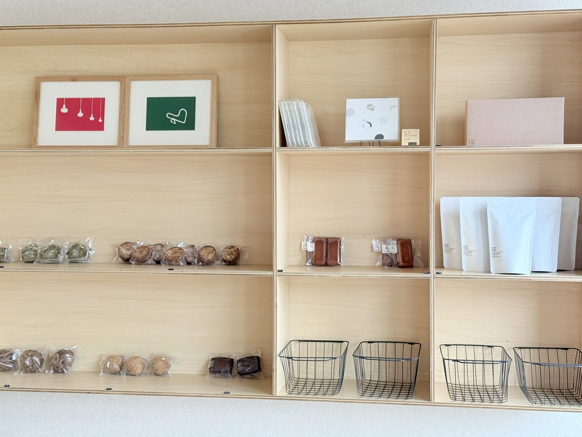 tocorocafe's tweet photo. 臨時営業、無事にオープンしました！
12〜15時頃

白無垢：残7
抹茶塩小豆：残4
デビルスⅡ：残9

和ブラウニー：残3
チーズテリーヌ：残2
十五六焼：残3

人参スパイスケーキ：残1
カヌレ：残3

焼き立てスコーン：◯

保冷バック＆保冷剤もぜひ

お気をつけてお越しくださいませ https://t.co/XgAmuTiAMR