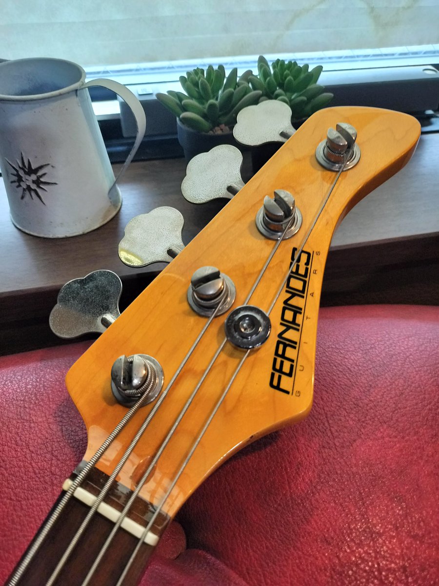 BillySato's tweet photo. FERNANDES RJB-380 ￥19,800

2万円で買える、アルダーボディで電装系が新品（当店で交換済み）のジャズベース。ちゃんと調整付き。
きっとこういう個体はどんどん無くなっていくのかと思います。2~3年後は多分無理ですよね。
ぜひお見逃しなく^^

https://t.co/doHaGByl9u https://t.co/ThAKPZXz1j