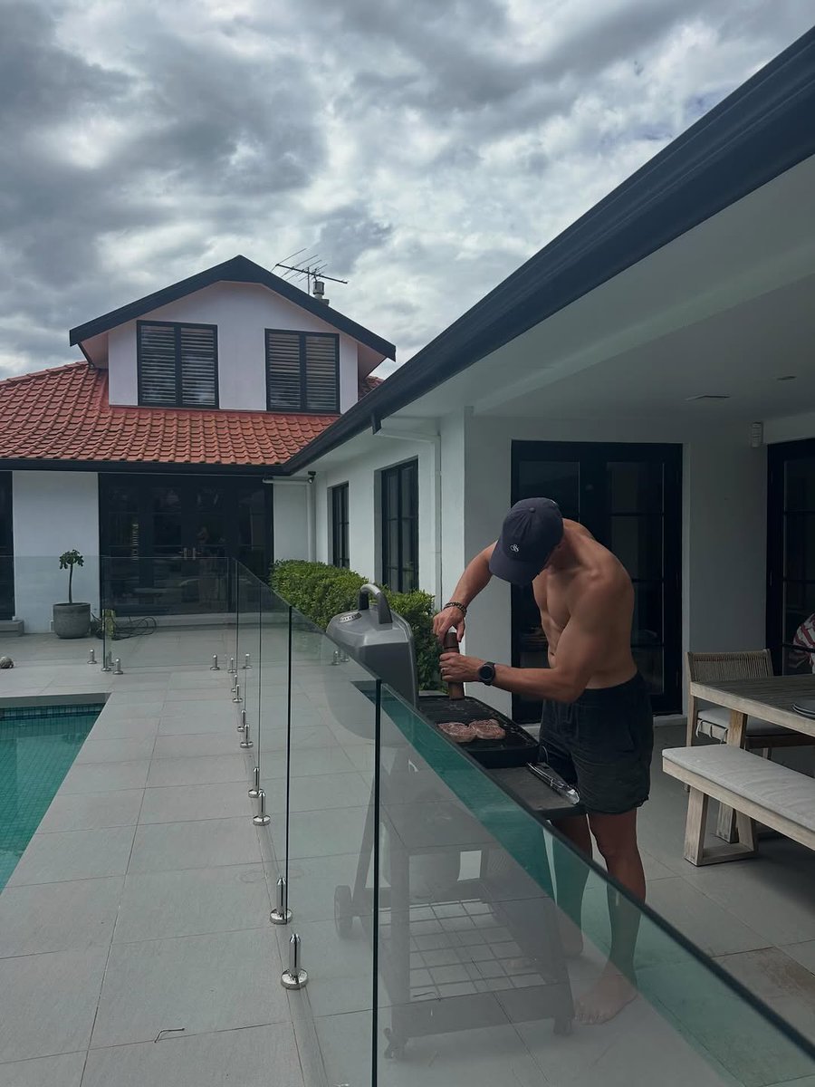 sp_10qvql's tweet photo. Two months, countless memories, zero regrets (except maybe that one to many bits of carrot cake)

Good times https://t.co/1IO5ZxkWAx
