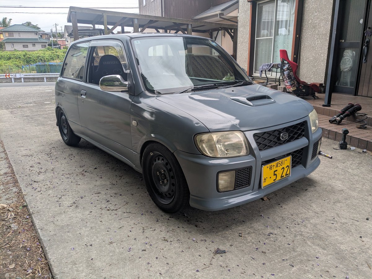 icchy_hsym's tweet photo. ミラ売ります

強気の35万
L700S TR 5MT
車検R9年2月27日まで

自家全塗装の為、あまり綺麗ではないです
色はトヨタのPBAです
シートとステアリングは純正に戻します

なぜかクラッチ重いです
右のリトラクターは死んでます。

要補修の社外マフラー欲しければ一緒にあげます

#車売ります https://t.co/l3DJjNX4bF