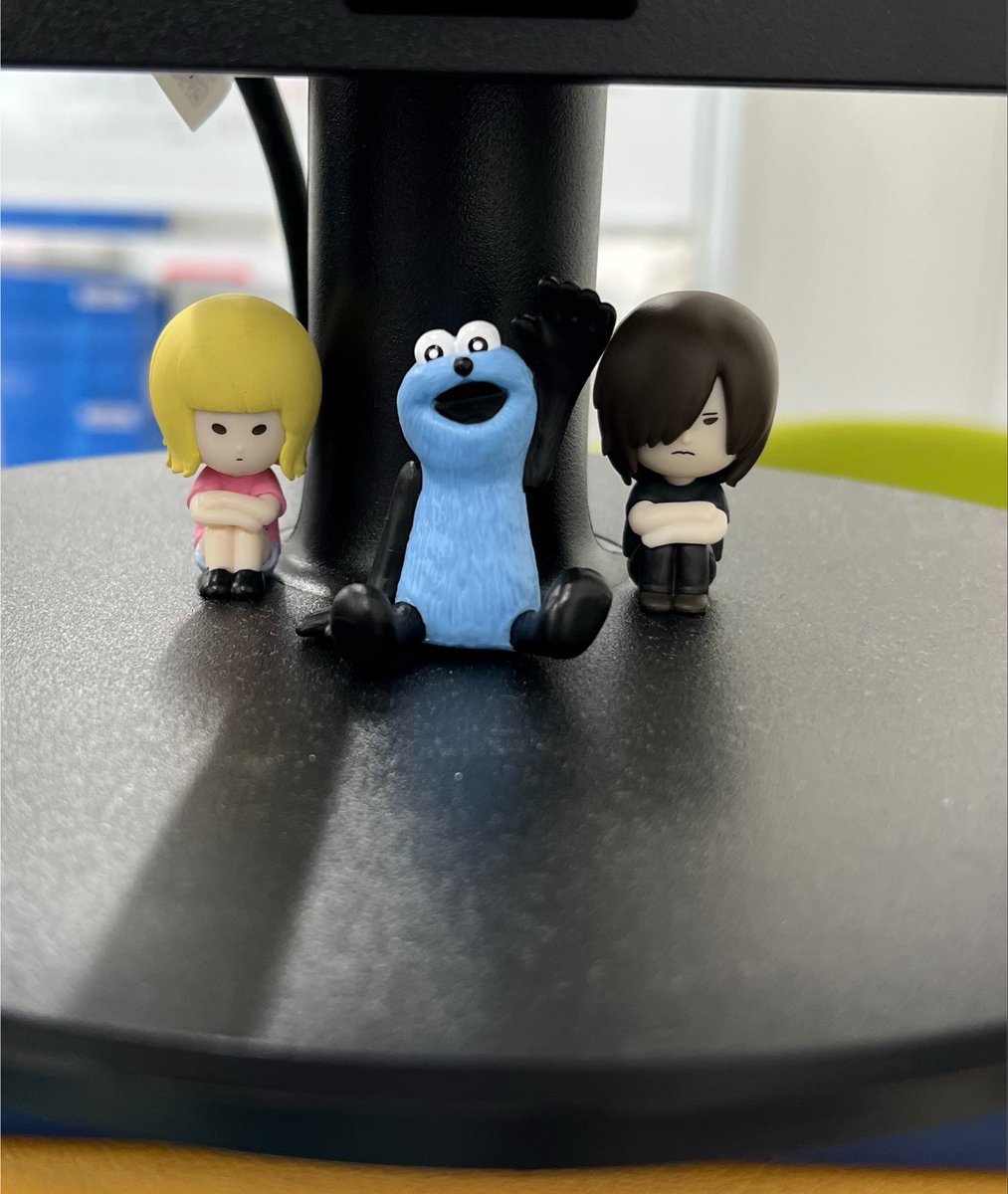 kyon_walker's tweet photo. 青いモフモフにステージ占領されたヤバT。

ヤバTまちぼうけを職場にも置いてみた https://t.co/e9ylqUkWxn