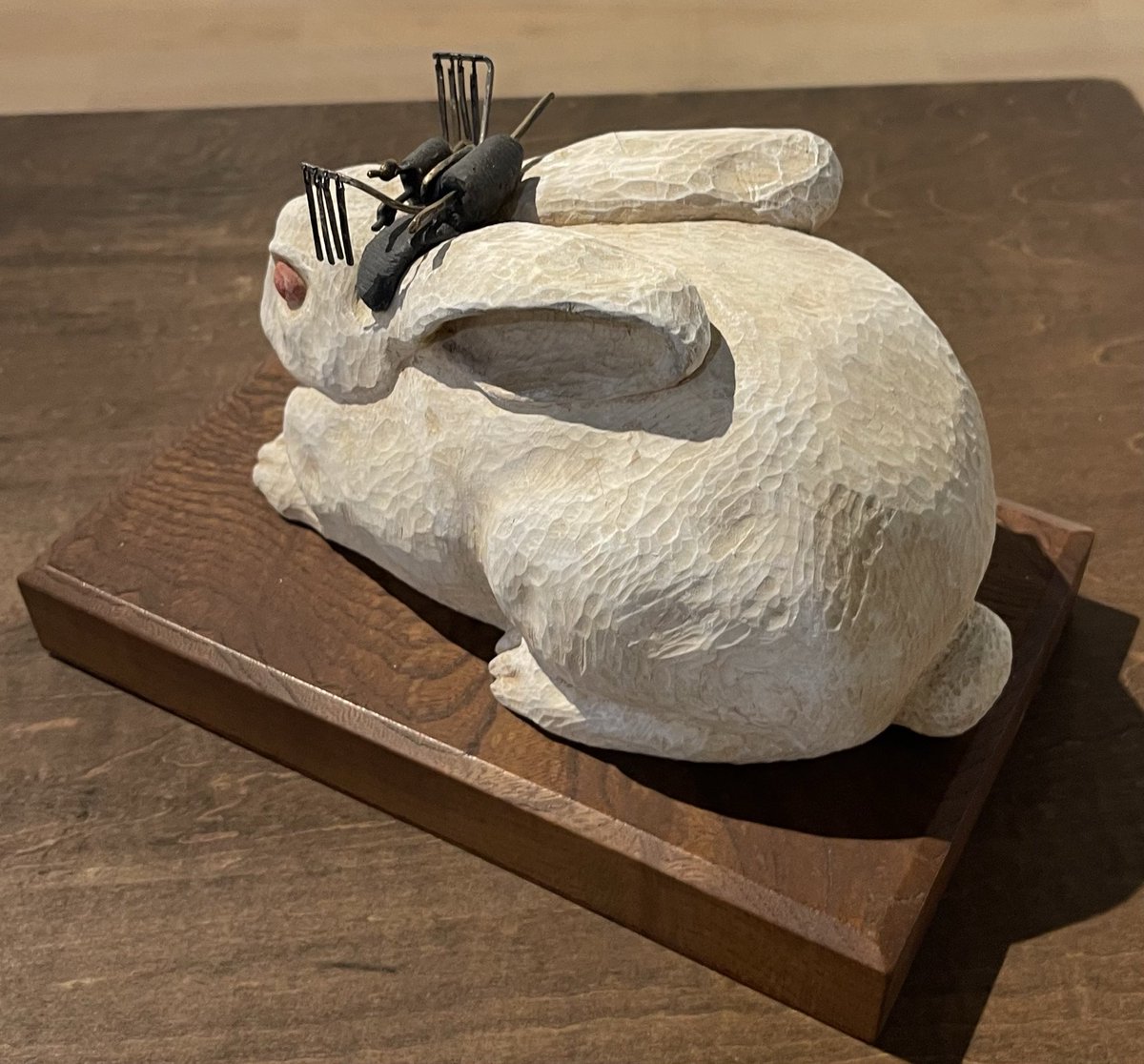 ZrameW's tweet photo. きまま展　8月3日〜8月8日　ギャラリー暁にて僕は久しぶりに木彫&amp;bronzeの兎の作品「日本的少女」を連れて来て展示参加させて頂きます。僕のイメージとしては3月3日雛祭りの日に飾ってるお家があった��素敵だなぁ。と思って、檜の木で彫った兎にbronzeで作った日本髪を組み合わせた作品です。
#木彫 https://t.co/GfAVtXaROk