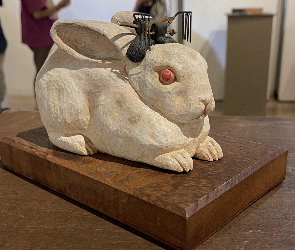 ZrameW's tweet photo. きまま展　8月3日〜8月8日　ギャラリー暁にて僕は久しぶりに木彫&amp;bronzeの兎の作品「日本的少女」を連れて来て展示参加させて頂きます。僕のイメージとしては3月3日雛祭りの日に飾ってるお家があった��素敵だなぁ。と思って、檜の木で彫った兎にbronzeで作った日本髪を組み合わせた作品です。
#木彫 https://t.co/GfAVtXaROk