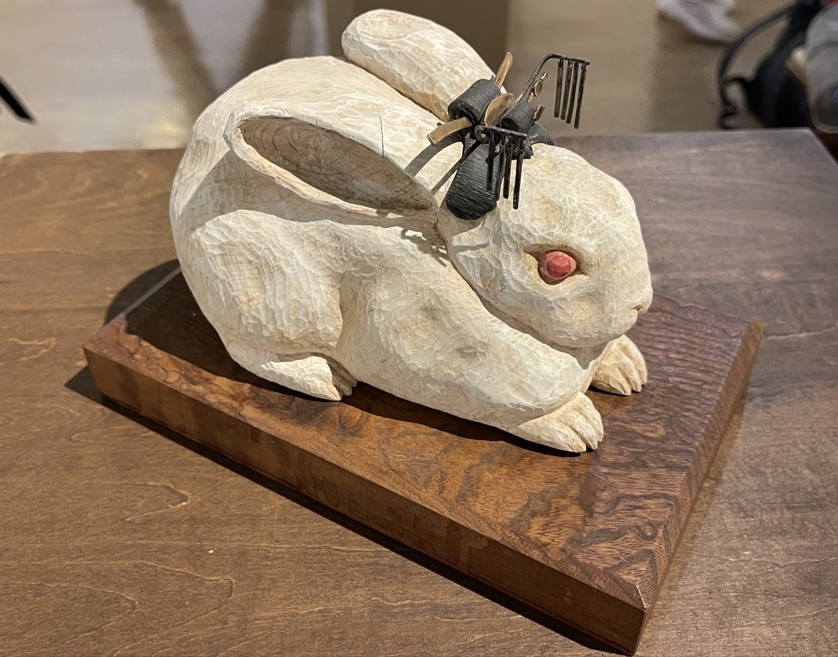 ZrameW's tweet photo. きまま展　8月3日〜8月8日　ギャラリー暁にて僕は久しぶりに木彫&amp;bronzeの兎の作品「日本的少女」を連れて来て展示参加させて頂きます。僕のイメージとしては3月3日雛祭りの日に飾ってるお家があった��素敵だなぁ。と思って、檜の木で彫った兎にbronzeで作った日本髪を組み合わせた作品です。
#木彫 https://t.co/GfAVtXaROk