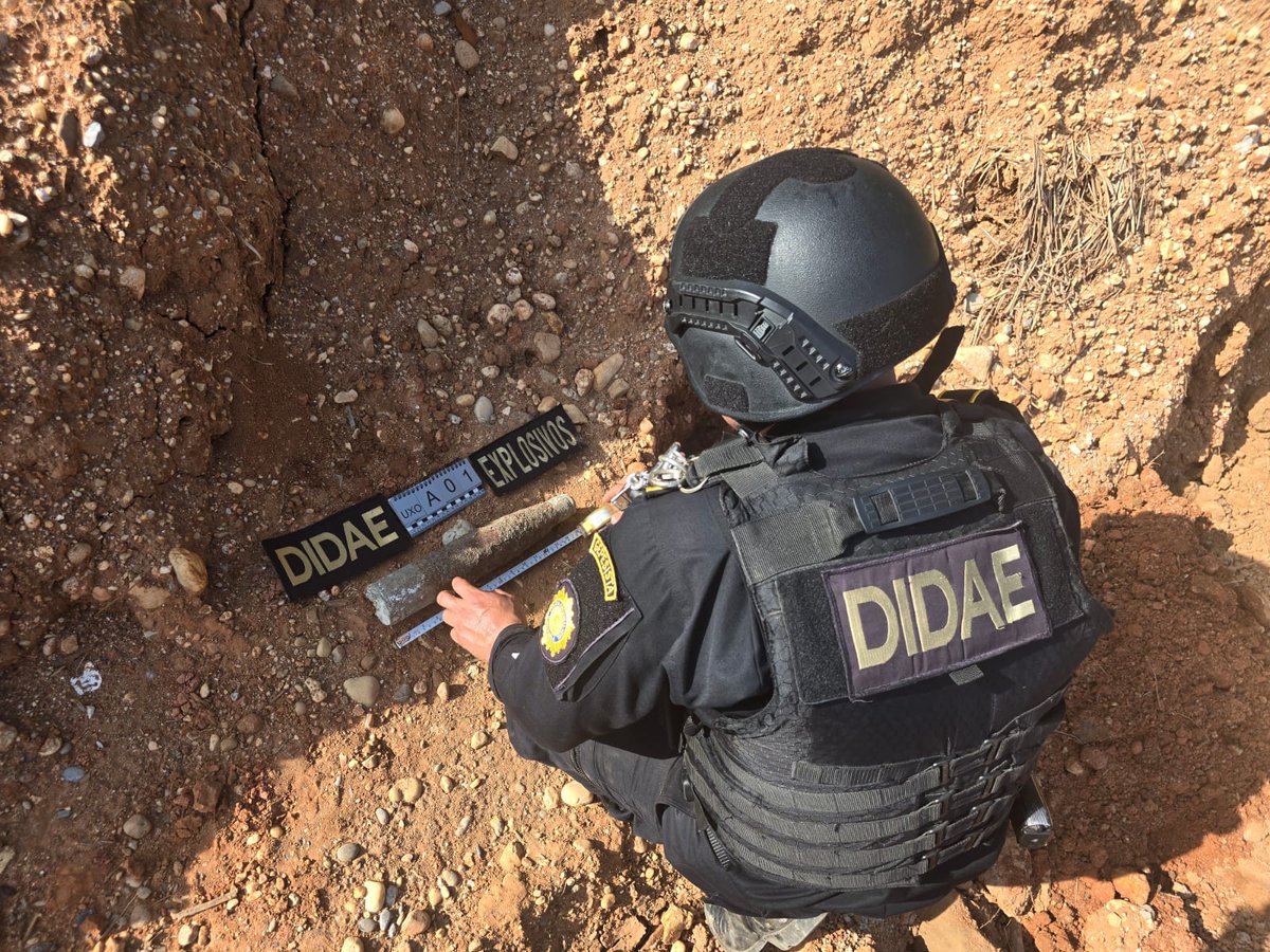 DiariodeCA's tweet photo. #EnElPaísDCA | PNC destruye artefacto explosivo localizado en Ixcán, Quiché
Efectivos de la #DIDAE realizaron la destrucción controlada de un artefacto explosivo localizado en Ixcán, Quiché; un proyectil de 75 milímetros, con una longitud aproximada de 15 pulgadas y un diámetro de tres pulgadas, clasificado como UXO (artefacto explosivo sin detonar).
El artefacto carecía de la anilla de seguridad de la espoleta y presentaba daños en su banda de reforzamiento, condiciones que representaban un riesgo para las personas que pudieran entrar en contacto con el mismo.
Vía: @PNCdeGuatemala