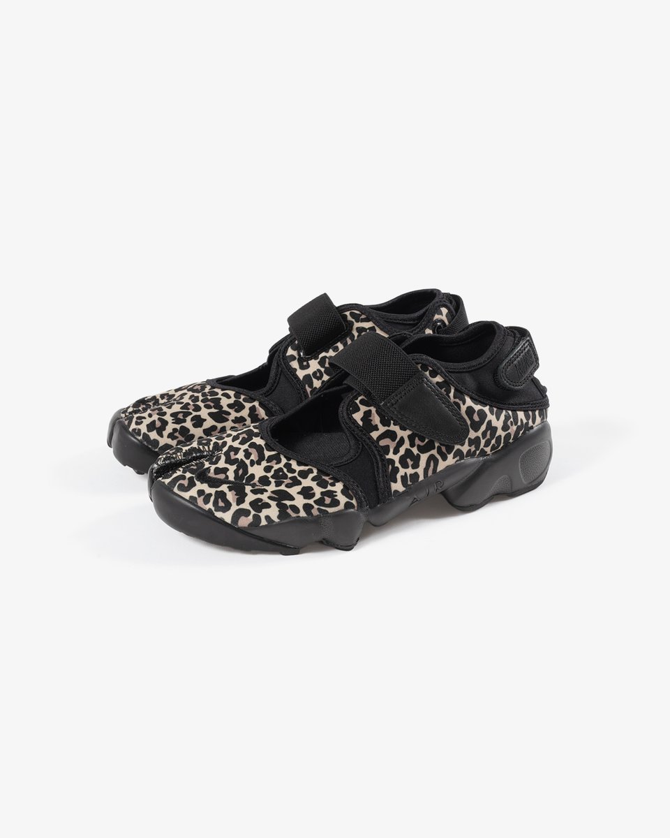KicksLab_jp's tweet photo. 【 New Arrivals l 新入荷 】NIKE l "WMNS AIR RIFT" Black/Hemp l Available in Store and Online Store. #KICKSLAB #キックスラボ
商品ページはこちら▼
https://t.co/dTZQJpZbel https://t.co/b7kfwczyNt