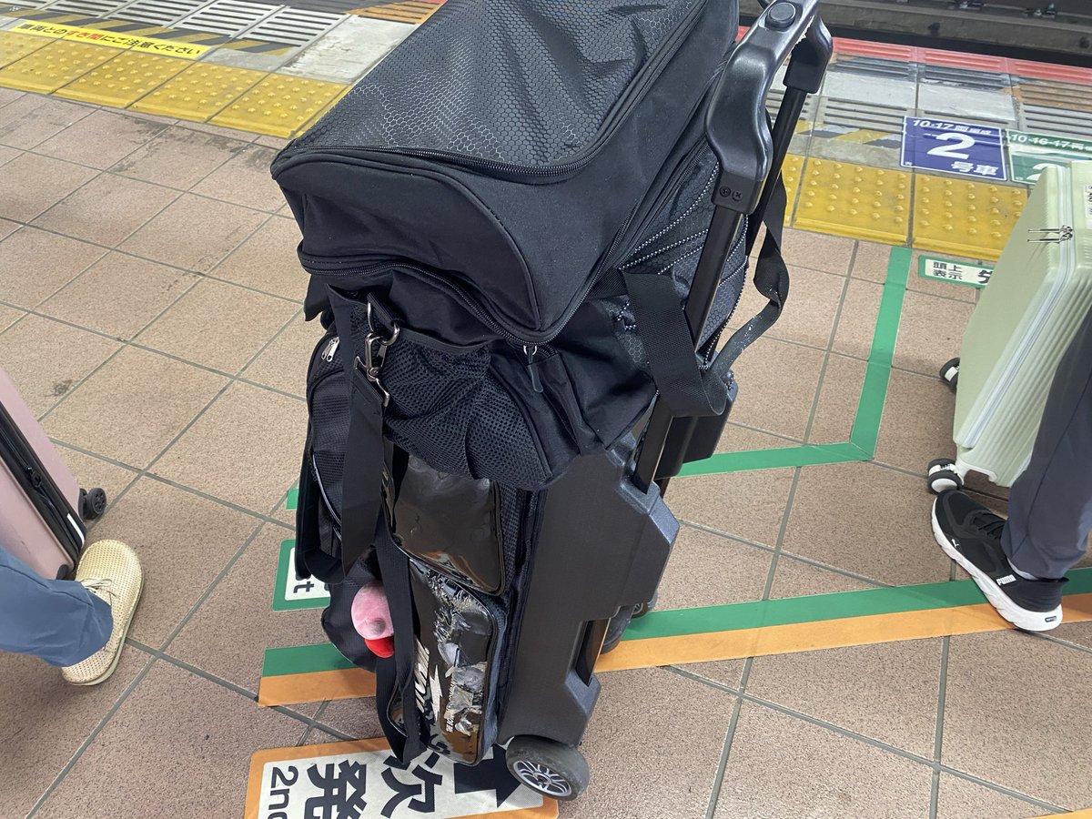 pika_bra288's tweet photo. 本日は急遽仙台へ投げに行きます。
何気にボールを持って新幹線で遠征するのは初めてやなw

なおはやぶさに席はありませんので立ち乗車じゃ！！

ボール4球はかなり大変やわー

#ボウリング https://t.co/UEy3wu38OL