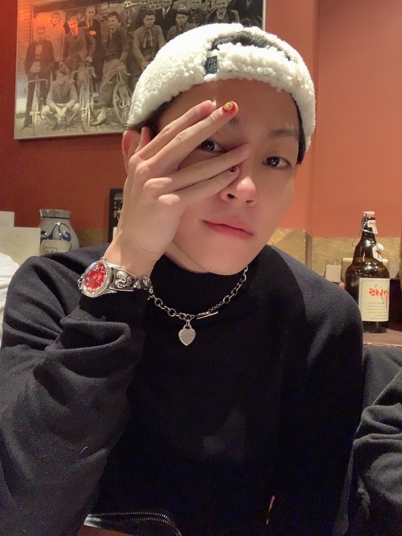 bubbletherose's tweet photo. 💬WS 260802 — 8:30 PM PDT

[photo 10x]

9주년 기념 애송이 시절 사진 보낸다
sending some photos from my baby (or rookie) times for the 9th anniversary

몇개는 예전에 이미 공유된거일수도
some  may have been shared before already https://t.co/nqix62wH45