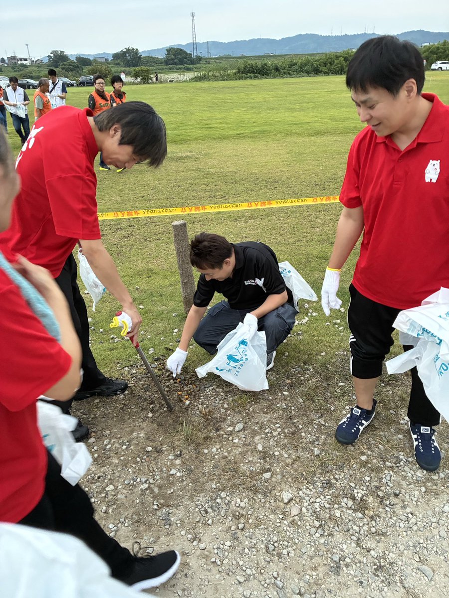 seinenbutoyama's tweet photo. 今年も富山市の花火大会会場の清掃活動に参加してきました。🧹

8月2日日曜の早朝に、組合員ホール様のスタッフの方々と青年部メンバーが大勢参加して会場のゴミ拾いをしてきました( ˊ̱˂˃ˋ̱ )

たくさんのゴミを拾うことで心も綺麗になった気がしました🤩 https://t.co/gNndLvvWvZ