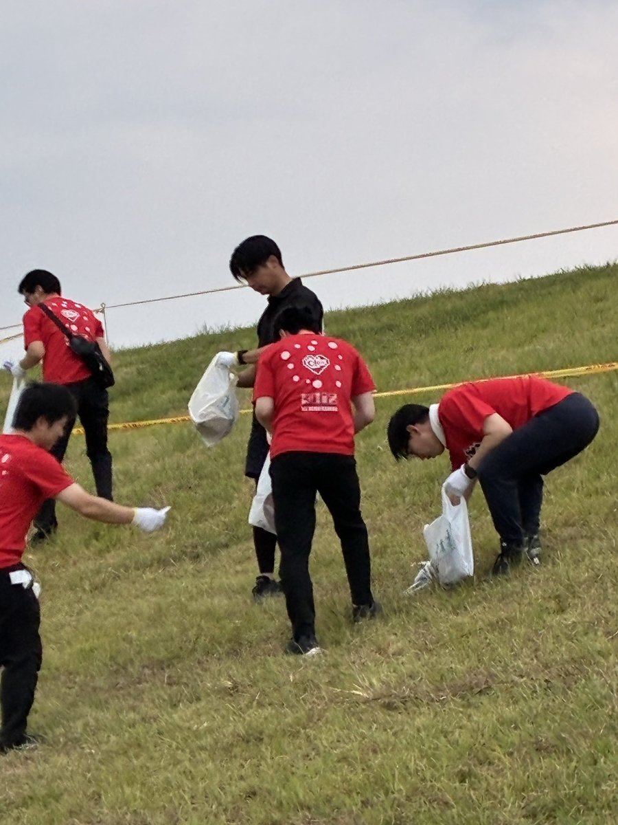 seinenbutoyama's tweet photo. 今年も富山市の花火大会会場の清掃活動に参加してきました。🧹

8月2日日曜の早朝に、組合員ホール様のスタッフの方々と青年部メンバーが大勢参加して会場のゴミ拾いをしてきました( ˊ̱˂˃ˋ̱ )

たくさんのゴミを拾うことで心も綺麗になった気がしました🤩 https://t.co/gNndLvvWvZ