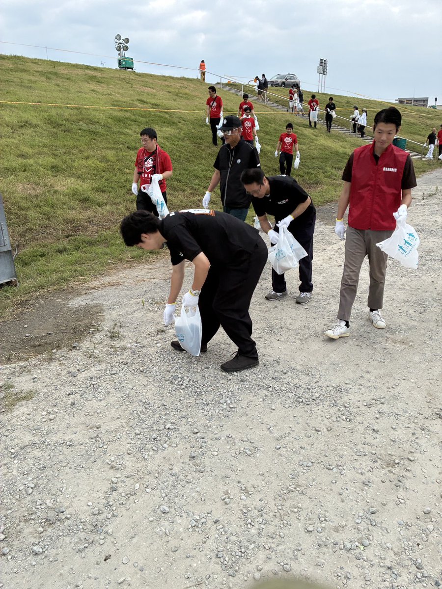 seinenbutoyama's tweet photo. 今年も富山市の花火大会会場の清掃活動に参加してきました。🧹

8月2日日曜の早朝に、組合員ホール様のスタッフの方々と青年部メンバーが大勢参加して会場のゴミ拾いをしてきました( ˊ̱˂˃ˋ̱ )

たくさんのゴミを拾うことで心も綺麗になった気がしました🤩 https://t.co/gNndLvvWvZ