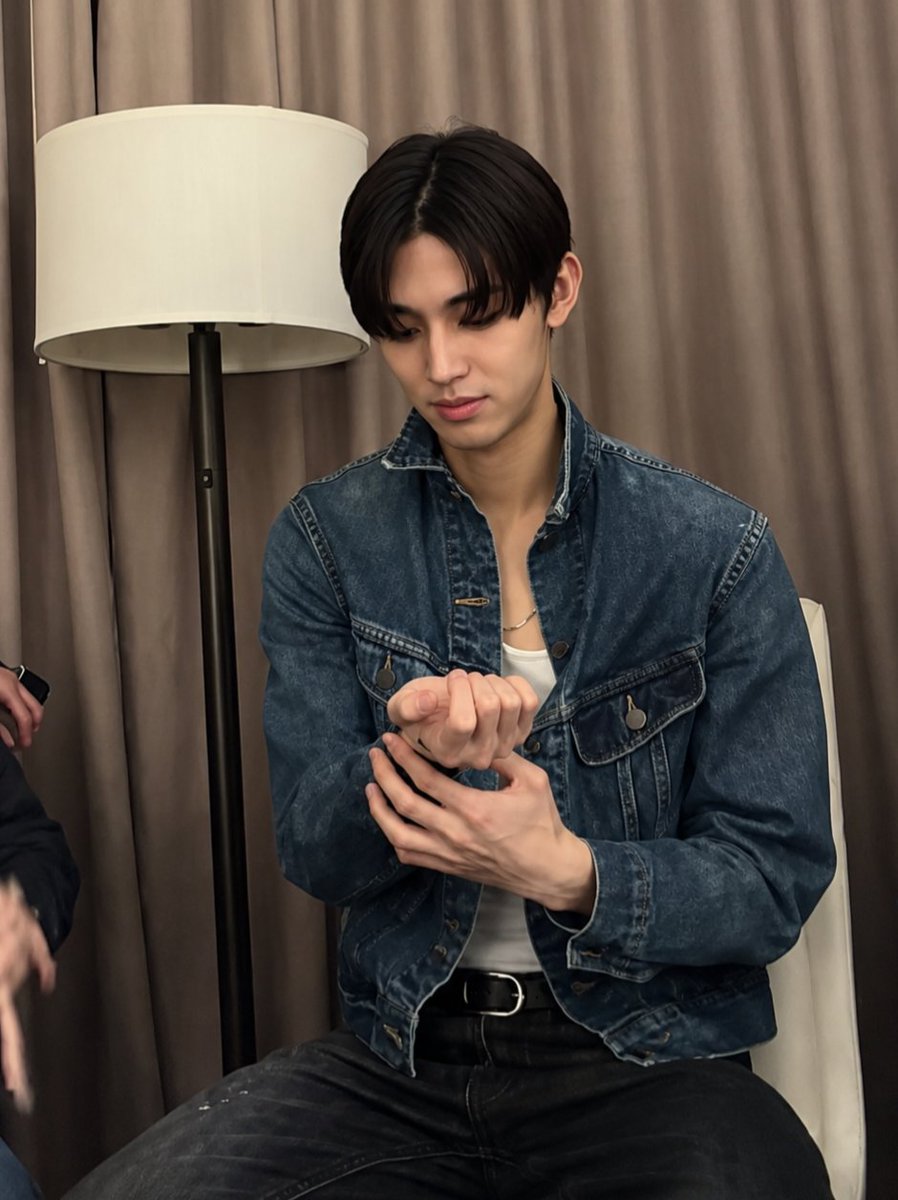 xxeoje's tweet photo. SEONGHYEON JAKET DENIM GANTENG BGT ANJR 😭 https://t.co/abSCmqA1RI