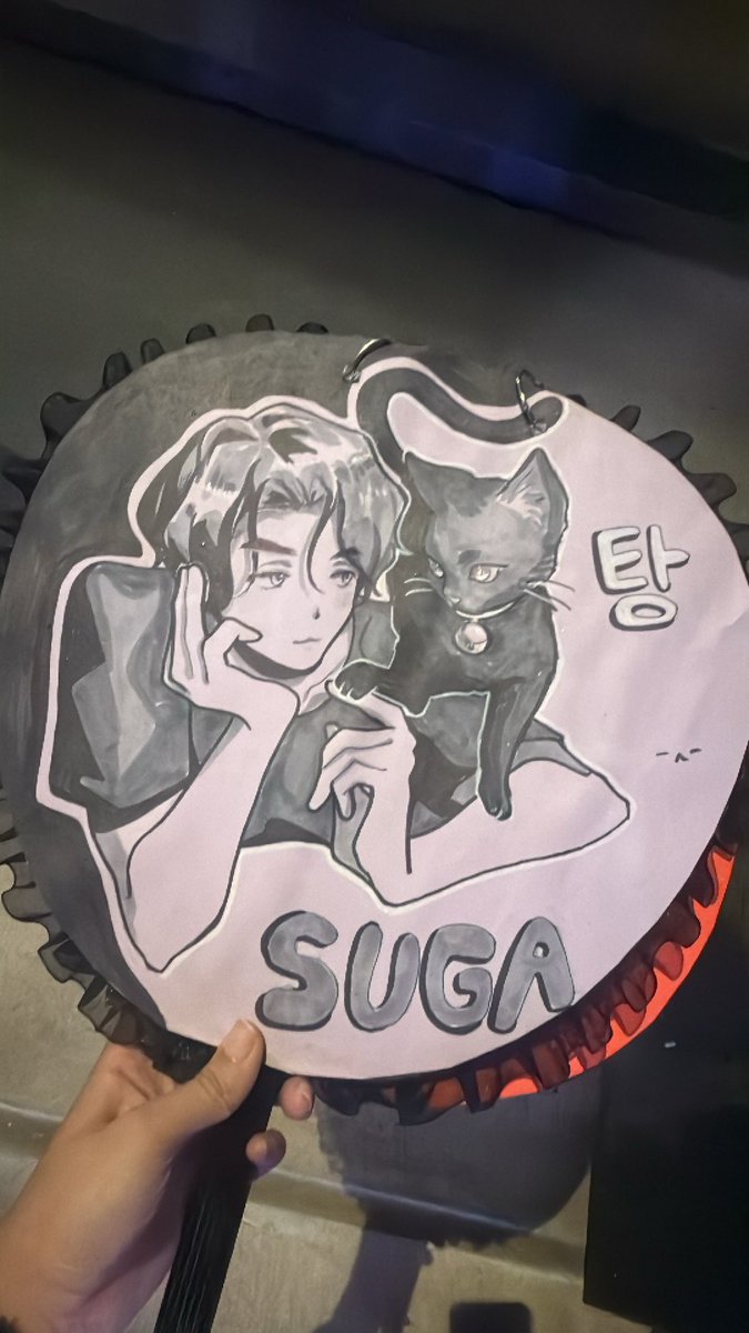 iamyuchy's tweet photo. Anyone got video for my sign over army time for NJ MetLife D2 🥺🥺🥺 it’s yoongi with tang 🐈‍⬛ https://t.co/vfIPxRekh5