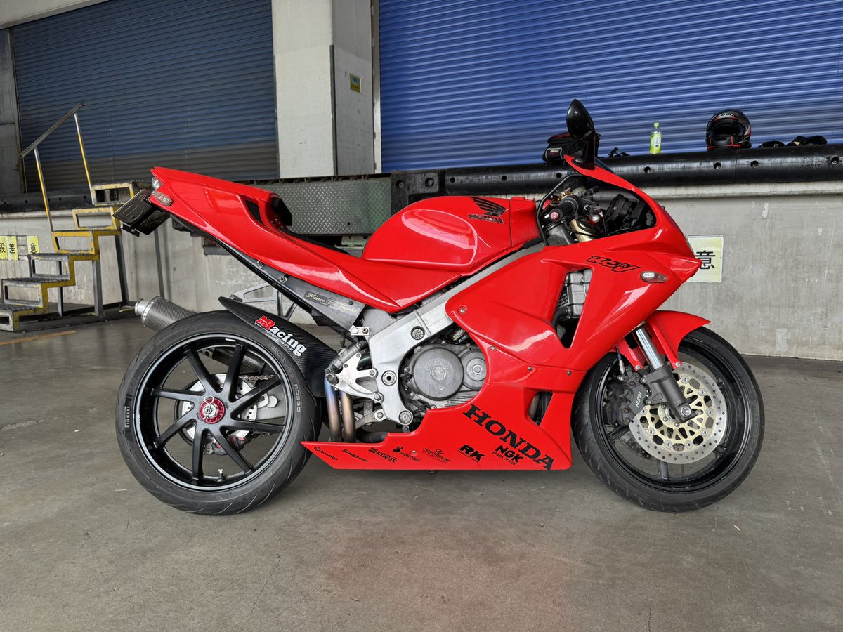 kenken_RVF's tweet photo. 【売ります】HONDA RVF400（NC35）
買い希望者と連絡がつかなくなったので再出品します
・一時抹消渡しです。
・価格：現金一括70万円
・エンジン始動良好
・現車確認歓迎（東京都江東区付近）
　ツリーにその他詳細載せます
#RVF400 #nc35 #バイク売ります https://t.co/KtnxcIjgeT
