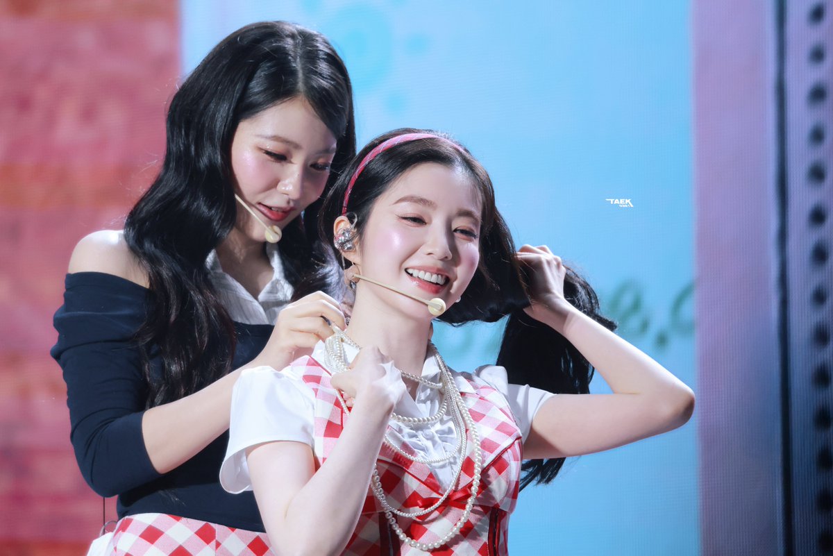 Taek0321's tweet photo. 260802 A Day in Red &amp; Velvet D3 
#아이린 #IRENE #예리 #YERI https://t.co/LxYrdUJENN