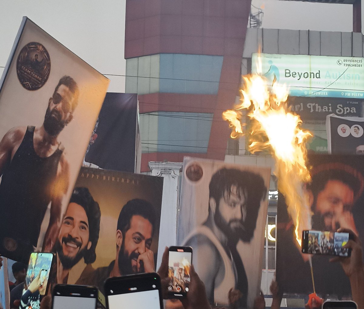 DieHardNTRfan's tweet photo. Peru ke mb bdy celebrations antha NTR fans ey chesaru ga ra ninna vijayawada lo
#Dragon https://t.co/oK3gLOOyQf