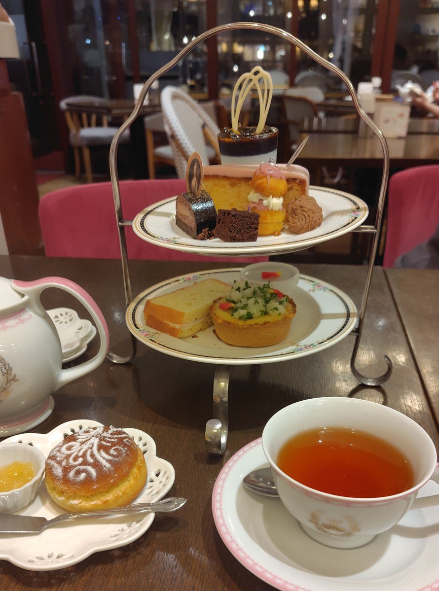 hikrme74's tweet photo. 横浜美術館の「マリー・アントワネット・スタイル」展とコラボしたみなとみらい「SALON DE NINA'S」のアフタヌーンティーにも行ってまいりました☕️
ドリンク付き(飲み放題ではない)で3,300円です。
展覧会後に行かれると良いかと思います。 https://t.co/DWlsz9Qj7c