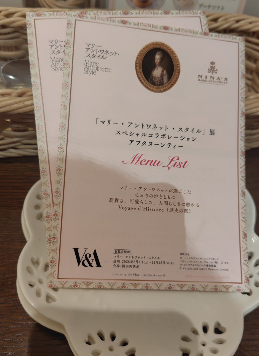 hikrme74's tweet photo. 横浜美術館の「マリー・アントワネット・スタイル」展とコラボしたみなとみらい「SALON DE NINA'S」のアフタヌーンティーにも行ってまいりました☕️
ドリンク付き(飲み放題ではない)で3,300円です。
展覧会後に行かれると良いかと思います。 https://t.co/DWlsz9Qj7c