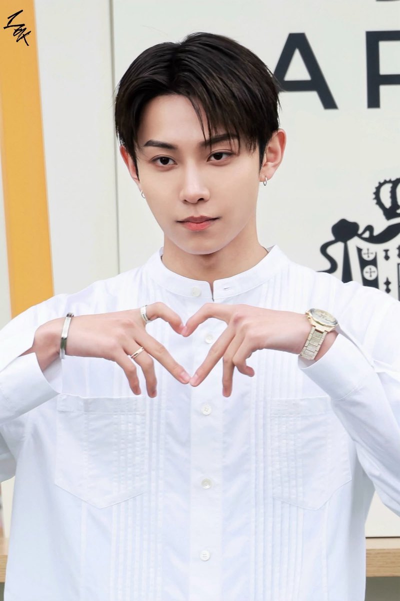 Shdusg31's tweet photo. 저 이때 김률 사랑해요 진짜 향수 살 뻔 시향까지 해 봤음 https://t.co/tx8oxSyGfN