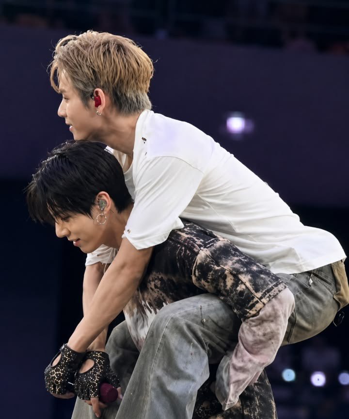 angeltaehv's tweet photo. มานงมาหนักไรวะอุ้มบนเวทียังทำมาแล้ว https://t.co/vmW6a25h6M