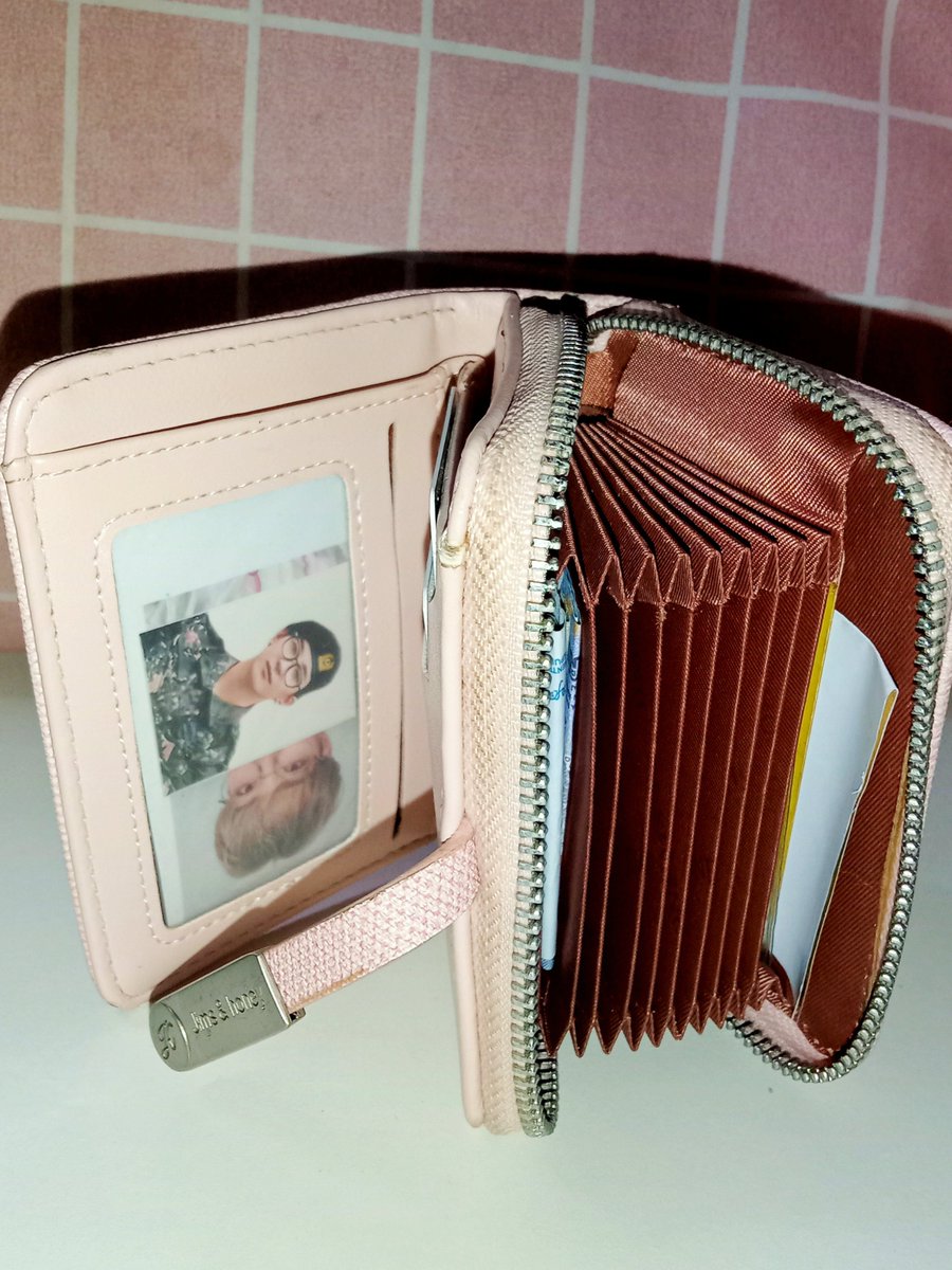 xzewdi's tweet photo. IDE KADO SIMPLE &amp; BERGUNA 🎁
Dompet ini designnya cantik + muat banyak 💯

Gak cuma lucu, tapi juga kepake tiap hari
Cocok buat hadiah siapa aja 👇

https://t.co/EWpbo77lbv https://t.co/nyQNxFs5a8