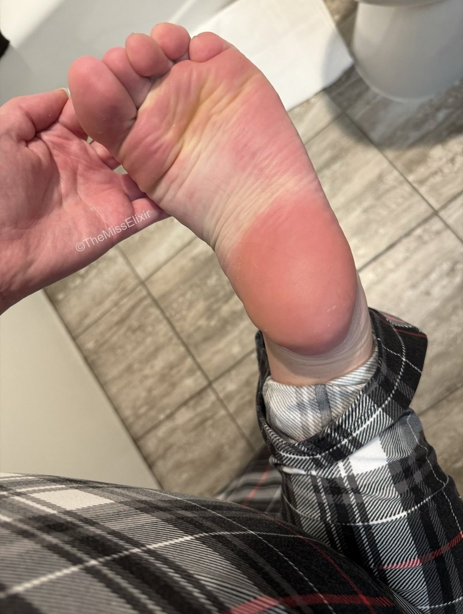 TheMissElixir's tweet photo. Feet control your life 🌀👣
#soles #prettyfeets #feetpiggy #toes #rt #feetcanada #fypシ゚ #footseller #pinkfeet https://t.co/eoiO2StU5B