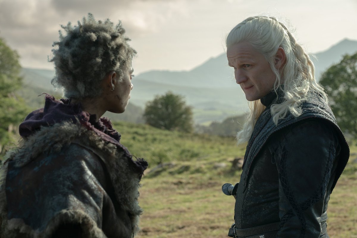 housethedragons's tweet photo. A diretora Nina Lopez-Corrado sobre as mudanças feitas em relação aos livros no episódio 7 de House of the Dragon:

“Nós nos desviamos um pouco do que está originalmente nos livros no episódio 7 e, pessoalmente, do ponto de vista dos personagens, o que Ryan [Condal] e os roteiristas fizeram realmente ajudou a desenvolver melhor as histórias dos personagens em comparação ao que estava nos livros. Sei que isso é algo muito controverso de se dizer para os fãs mais puristas, mas acredito que algumas das tramas que vocês viram no episódio 7 e que continuam no episódio 8 foram executadas de forma muito forte pelos roteiristas e também pelos atores.”

(Via Entertaiment Weekly)