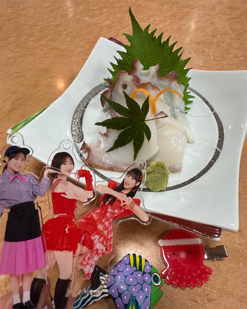 Pi__salmon's tweet photo. #工藤由愛 隊長‼️今月も３日から７日は #さかなの日 をやって参ります🐟✨

サマギフグラス、ウミウシ箸置き、由愛ちゃんも持ってるタコのお皿をゲットしたので使っていきます🥳🐙

海の生き物グッズ、可愛いもの多くてつい増えちゃう...。 https://t.co/gPFQLiFTSd