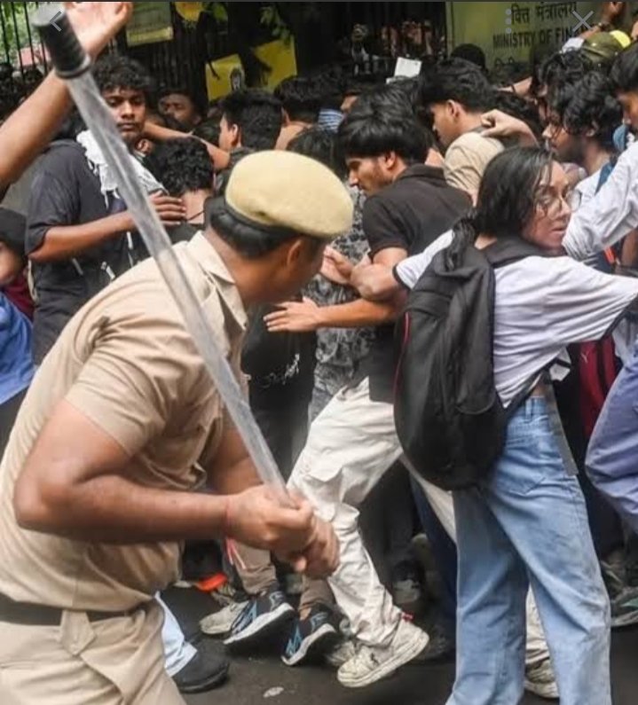 CommonBS786OM's tweet photo. Indian Police                      Indian Police 

For Students                   For Kanwariyas https://t.co/SJ4XXxWq79