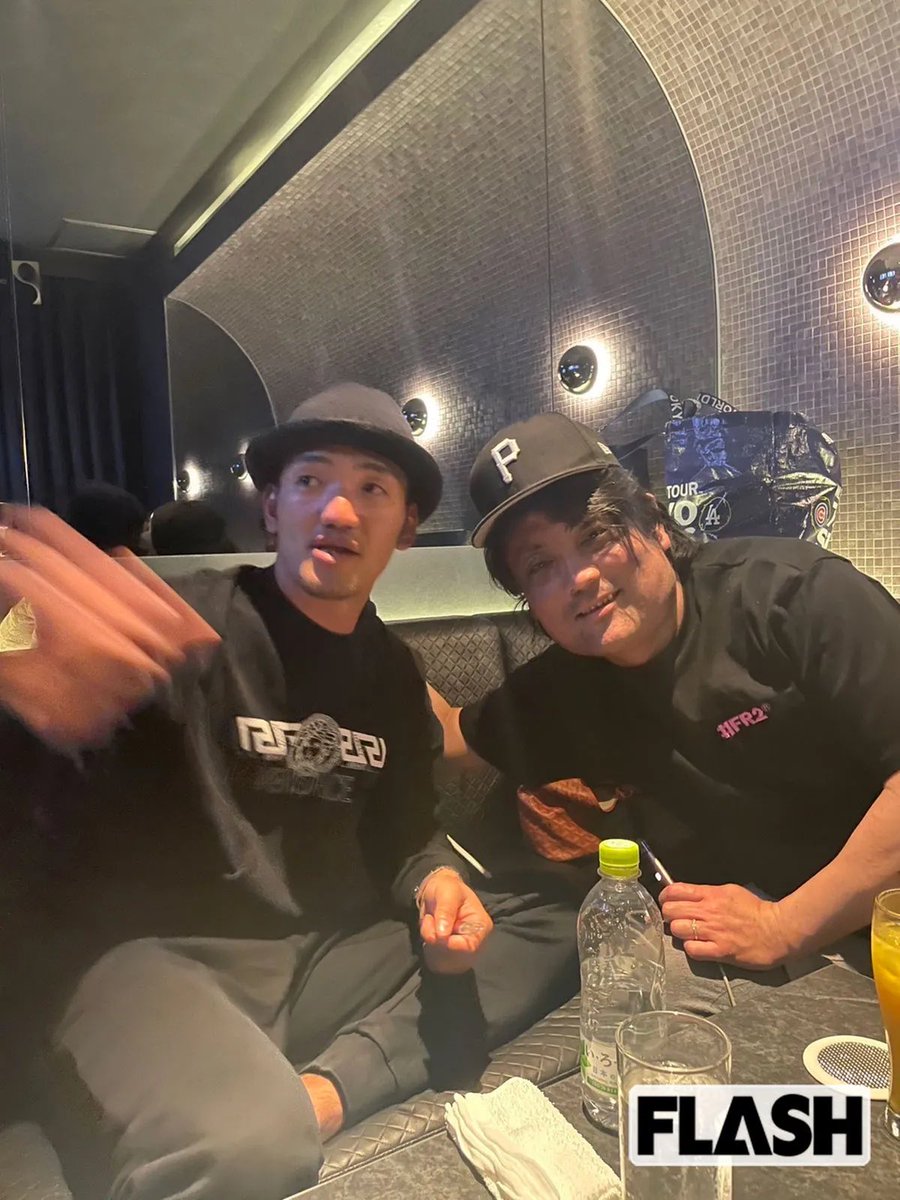 ymzkgnd's tweet photo. 【衝撃】
・羽月隆太郎が「ゾンビたばこ」���用の疑いで逮捕
↓
・広島カープが契約解除
↓
・羽月に有罪判決
↓
・「周囲にも吸っているカープ選手がいた」と証言
↓
・FLASHが羽月・売人・現役選手数名が一緒に写った写真を掲載
↓
・矢野雅哉が登録抹消
↓
セクシー女優との寸止めキス、ゾンビタバコ売人のアテンド飲み会がFlashから報じられる（今ここ）