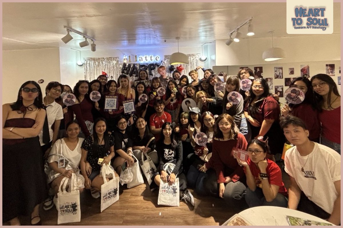 artaesans's tweet photo. ❤︎ 𝐇𝐀𝐏𝐏𝐘 𝐇𝐄𝐀𝐑𝐓 𝐓𝐎 𝐒𝐎𝐔𝐋 𝐃𝐀𝐘! ❤︎
🗝️ The doors to sanctuary officially opened a year ago today.✦ ݁˖
Let’s take a quick trip to memory lane as we look back on the art club’s first meeting! 🎨♥️
#HeartToSoul #HTS_ArtSanctuary https://t.co/YRZcwbrlAL