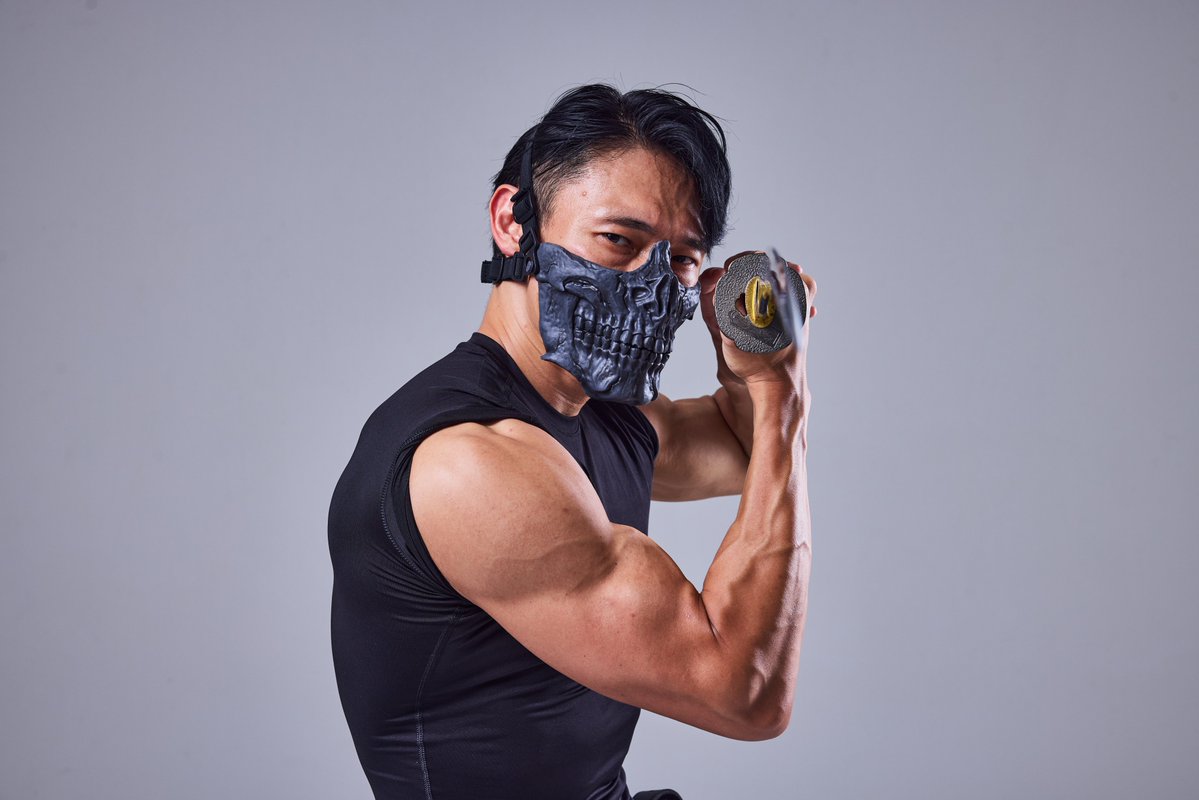 JPparkGuardian's tweet photo. 昨日のポストと同じような理由で「霞の構え」という刃を相手に向け、刃の長さを分かりにくくする技法もあります

刀身が「線」で見えるのではなく「点」になります

なのでコスプレ撮影では映えない為、自分の場合は2枚目のように刃をずらしているパターンが多いです https://t.co/stLFGcdeTe