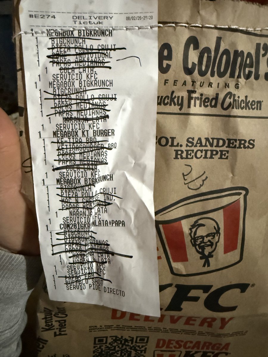 BeatrizLin64937's tweet photo. @KFC_MEXICO ayuda :( pedimos varias cosas
Las hamburguesas no corresponden al tamaño de las de los mega box, aparte no me enviaron mi papas familiares que si pagué :( 
Es la segunda ves que me hacen lo mismo con las papas! Ayuda, ahorita ya no contestan :( https://t.co/jMKz3ZH4mH